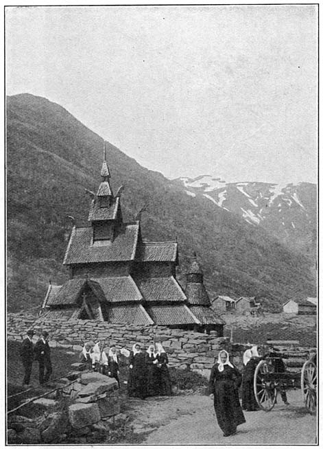 De oude kerk te Burgund. (Phot. Wilse, Kristiania.)