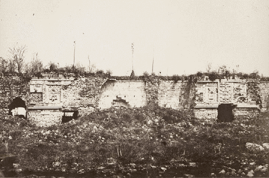 Palais Des Nonnes, à Uxmal; façade de la couleuvre.