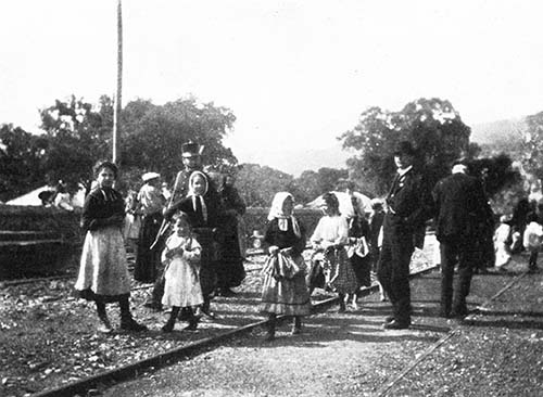 SPANISH CHILDREN CAME TO THE STATION.